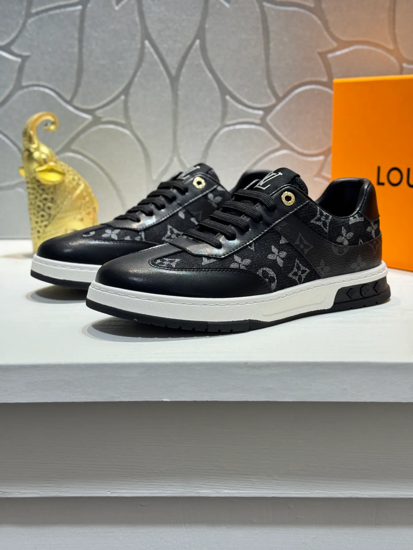 Men's shoes 💰400 [New style] 🐛🐛Top original order - Louis Vuitton®️ Trendy and fashionable yet low-key men's casual shoes, uppers made of LV denim spliced ​​with cowhide, comfortable and breathable, sheepskin lining, original rubber outsole, two colors available ~ a must-have for stylish men. Size: 38-44 (45 customized